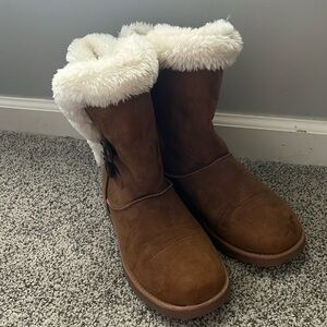 fur lined women’s boots, tan, size 9